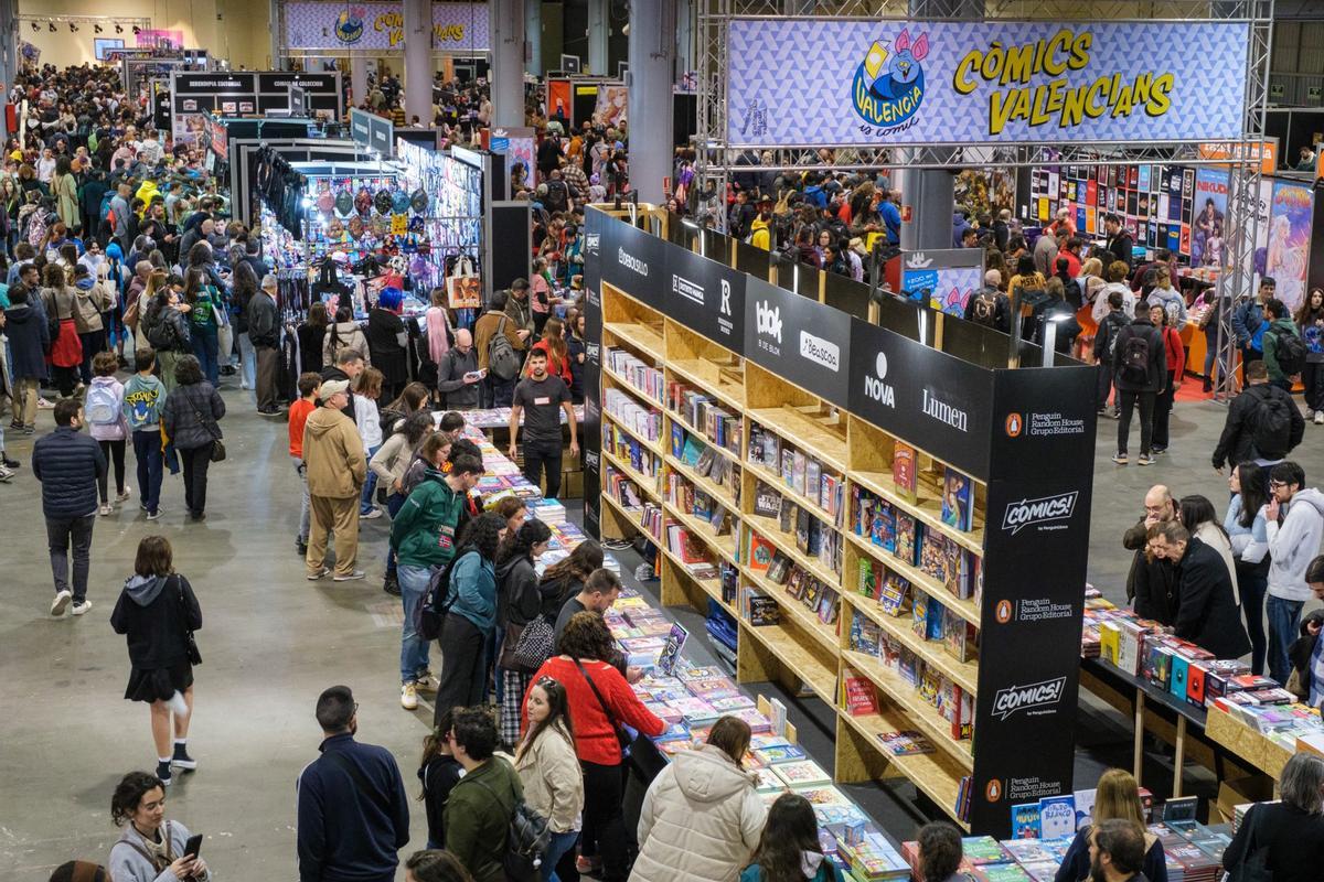 Cientos de personas en el Salón del Cómic 2025.