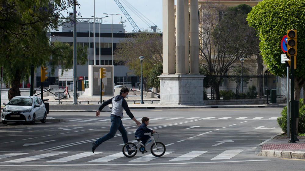 Padres e hijos aprovechan el primer día del desconfinamiento parcial de los niños menores de 14 años para dar un paseo por calles y plazas del Centro de Málaga. En la playa, algunos pequeños aprovechaban para remojarse los pies, bordeando una de las prohibiciones de esta nueva medida.