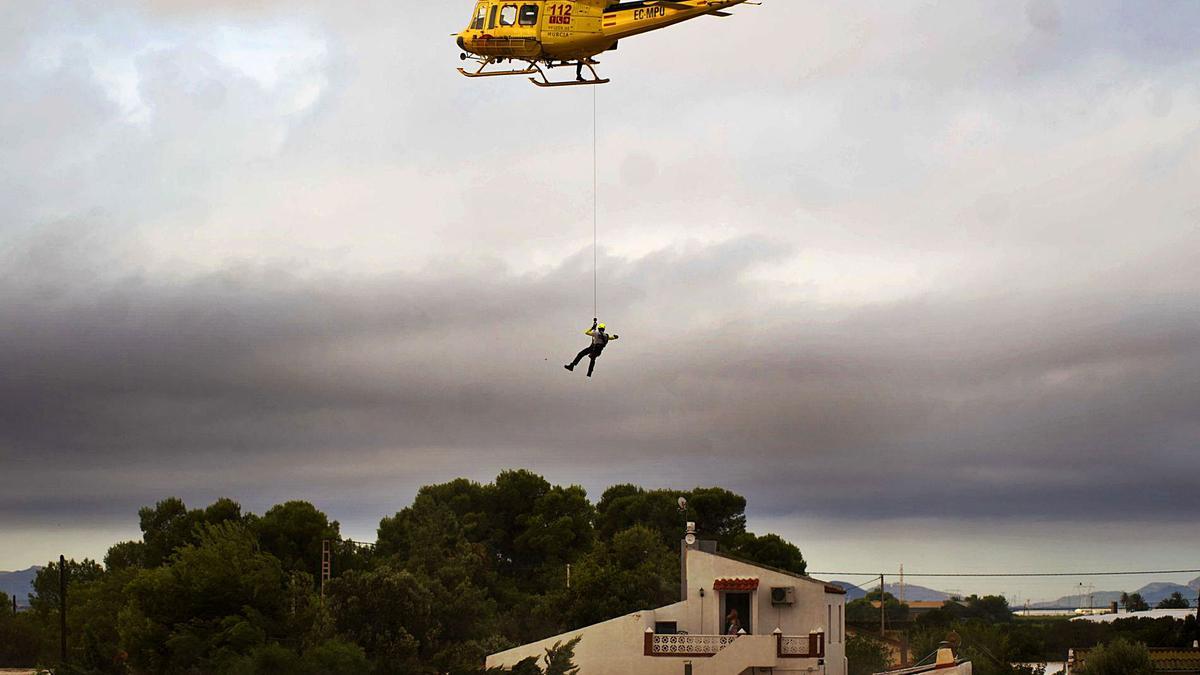 Un helicóptero interviene en 
un rescate durante la DANA
de 2019.  iván urquízar