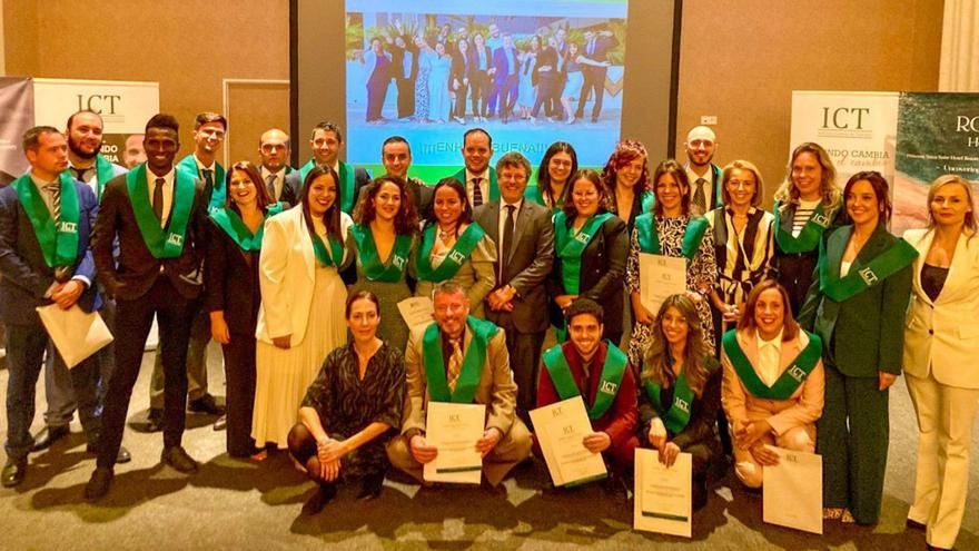 Foto de grupo de los alumnos que se han graduado con representantes empresariales. | | PRENSA ASOLAN