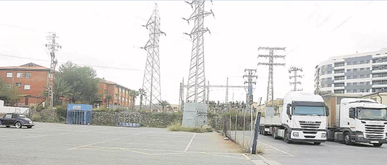 Imagen de la actual campa de camiones de l’Alcora, que es la zona donde prevén construir el futuro primer hotel.