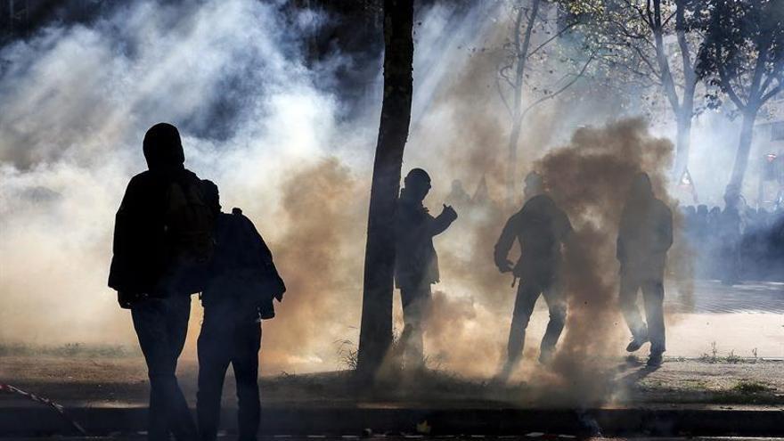 Decenas de miles de personas protestan en París contra las políticas de Macron