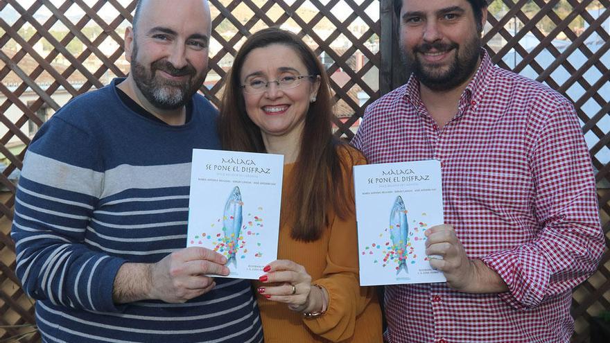 Lanzas, María Antonia Delgado y José A. Sau muestran el libro.