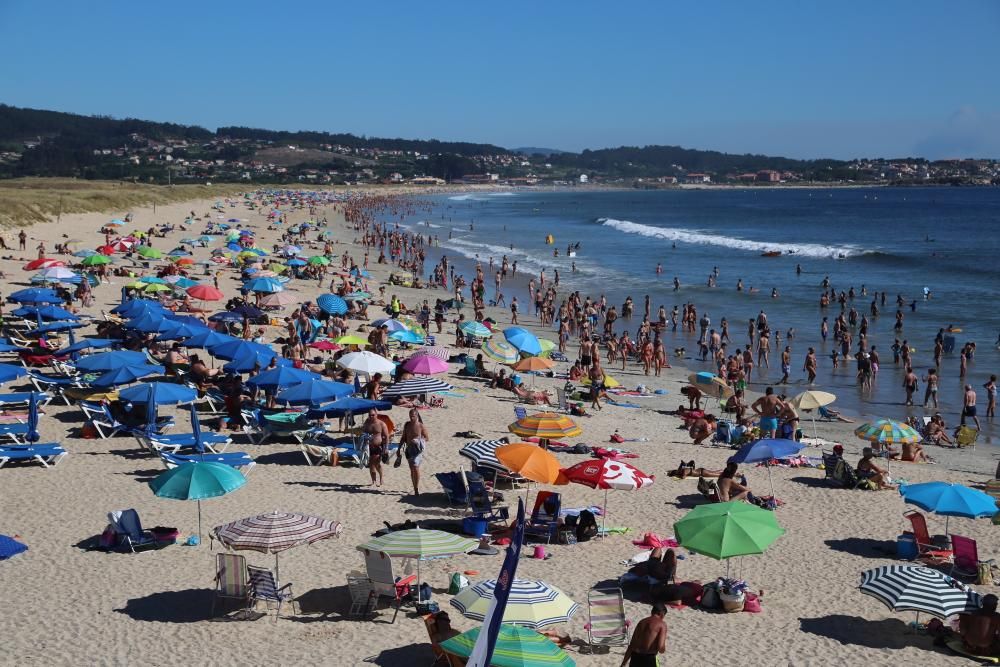 El primer domingo de agosto se convierte en el más caluroso del verano en el litoral pontevedrés y Ourense. La diferencia térmica entre el sur y el norte llega a superar los 20º