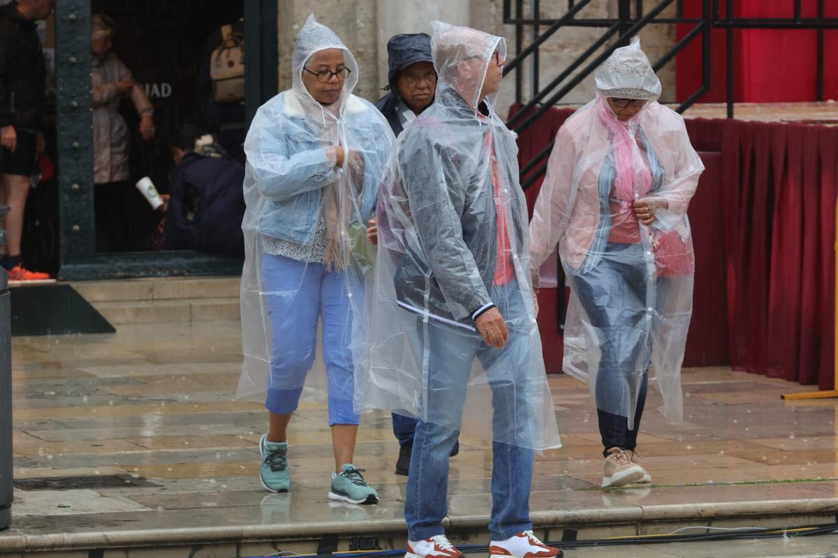 La lluvia sorprende a cientos de turistas el fin de semana de la Virgen en València