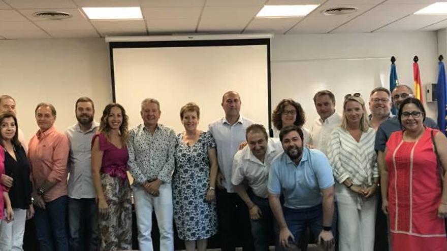 Los representantes de la Mancomunitat l&#039;Horta Nord, con Andreu en el centro, durante la asamblea de elección del presidente.