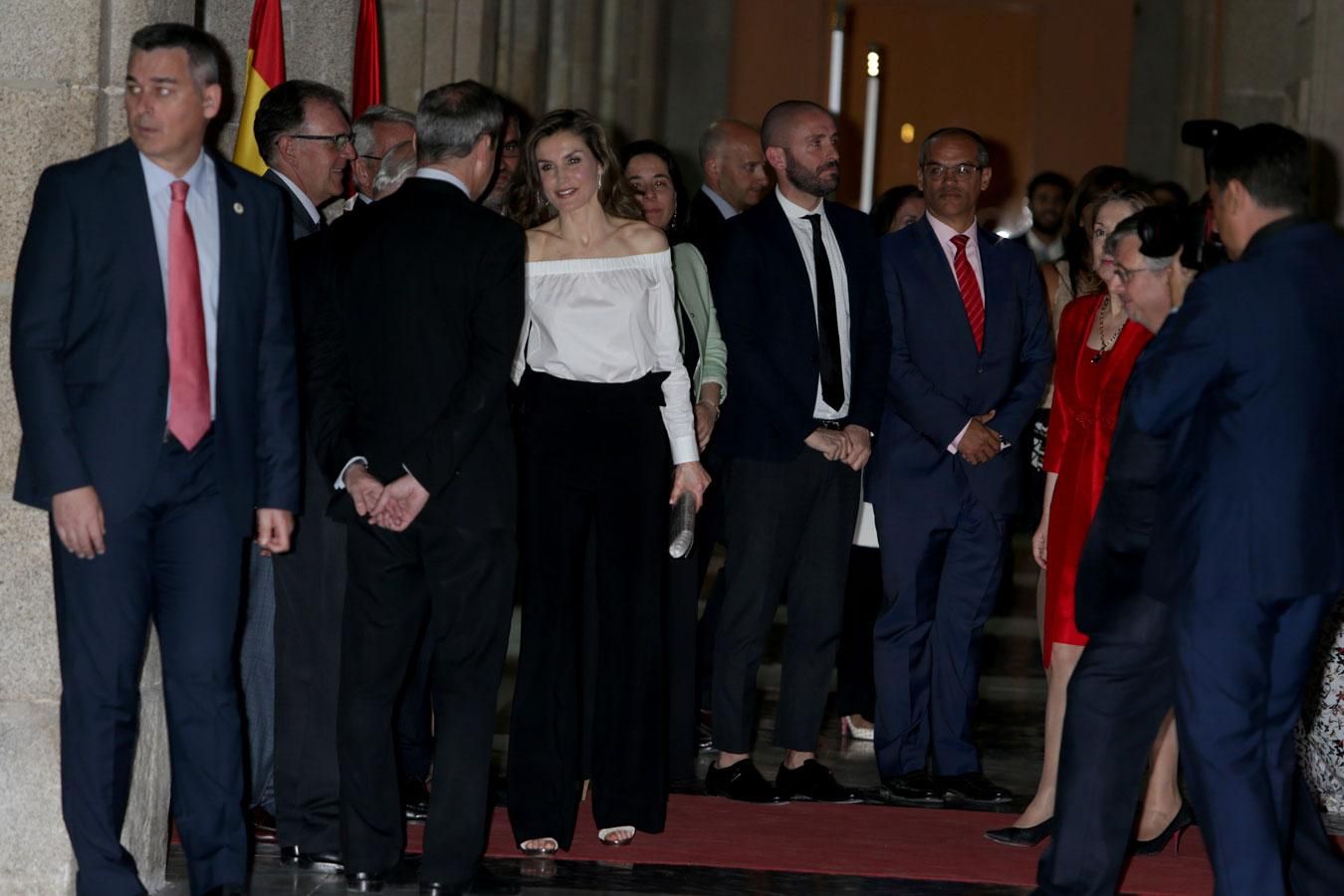 Letizia Ortiz con look blanco y negro de Hugo Boss y Uterqüe y complementos en plata