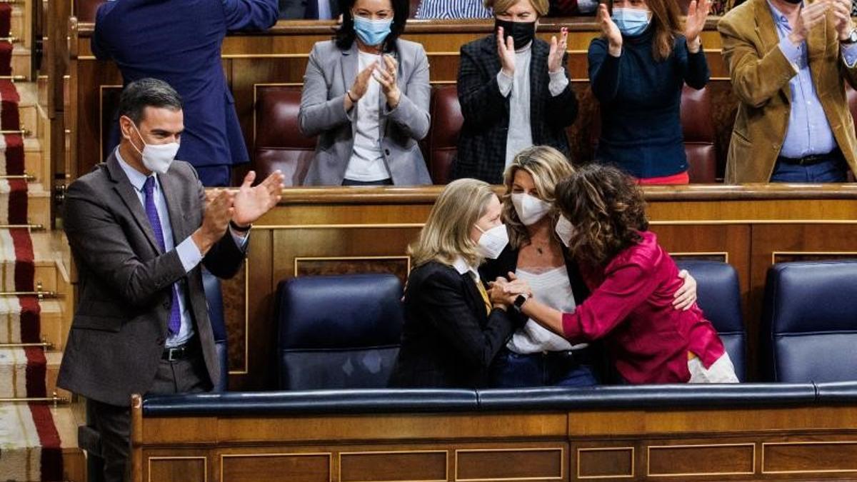 El presidente del Gobierno, Pedro Sánchez, y las vicepresidentas Nadia Calviño y Yolanda Díaz y la ministra de Hacienda, María Jesús Montero, celebran la votación por un solo voto de la reforma laboral, este 3 de febrero de 2022 en el pleno del Congreso.