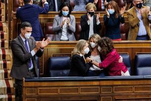 El presidente del Gobierno, Pedro Sánchez, y las vicepresidentas Nadia Calviño y Yolanda Díaz y la ministra de Hacienda, María Jesús Montero, celebran la votación por un solo voto de la reforma laboral, este 3 de febrero de 2022 en el pleno del Congreso. 