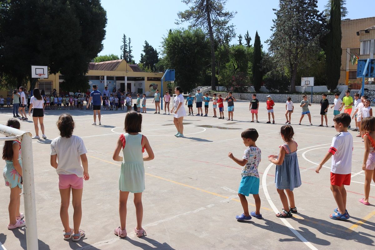 Niños y niñas del CEIP El Prado de Lucena participan en las actividades de las ludotecas de verano, esta semana.