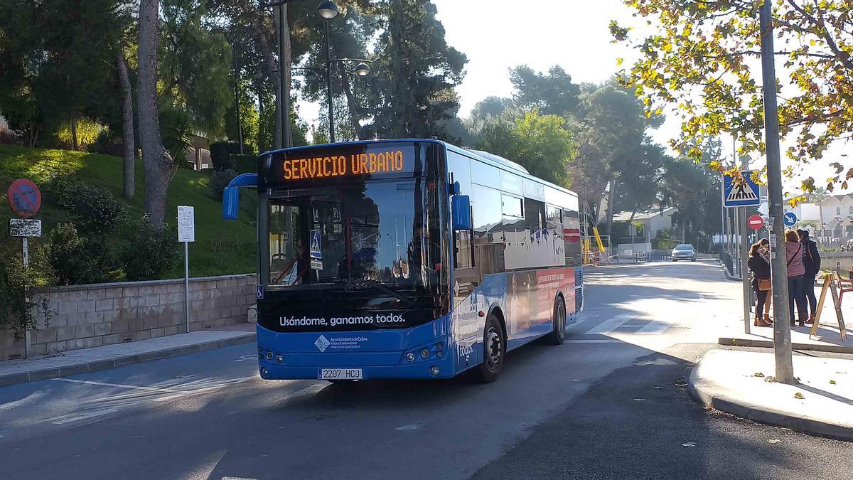 Autobús urbano en Cabra.