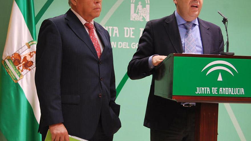 Ramón Moreno, de Feansal, junto al delegado de la Junta, ayer.