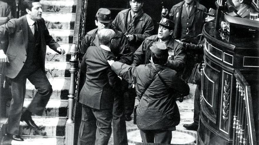 Adolfo Suárez y Manuel Gutiérrez Mellado, ministro de Defensa, recriminan la actitud de los golpistas el 23 de febrero de 1981.