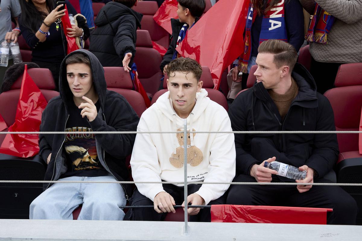 Gavi, Fermín y Ter Stegen, en la grada del Camp Nou antes del Barça-Alavés.