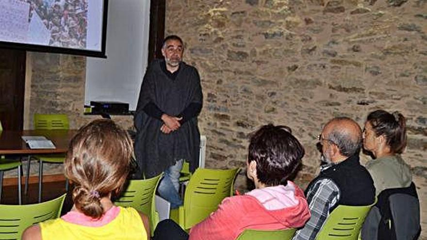 Víctor Hernández presentando el libro.