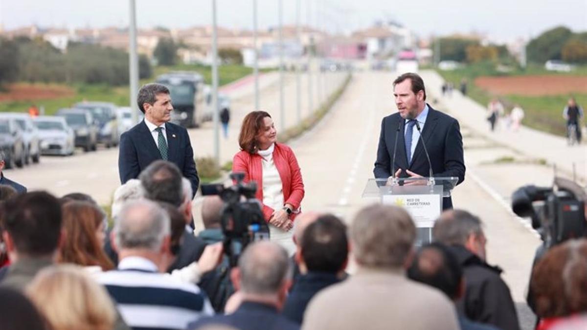 Óscar Puente, ministro de Transportes, en su visita a Espartinas en febrero.