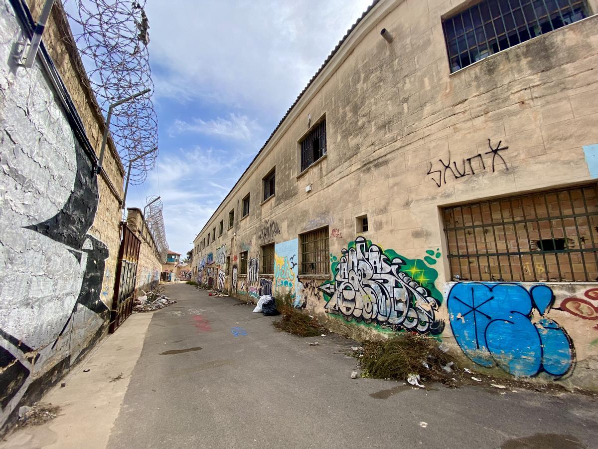Todo el perímetro interior está lleno de grafitis
