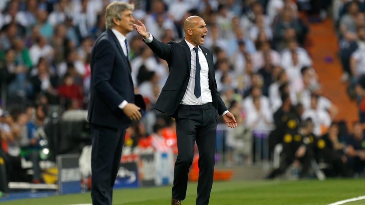 Zidane gesticula ante Pellegrini en el Bernabéu.