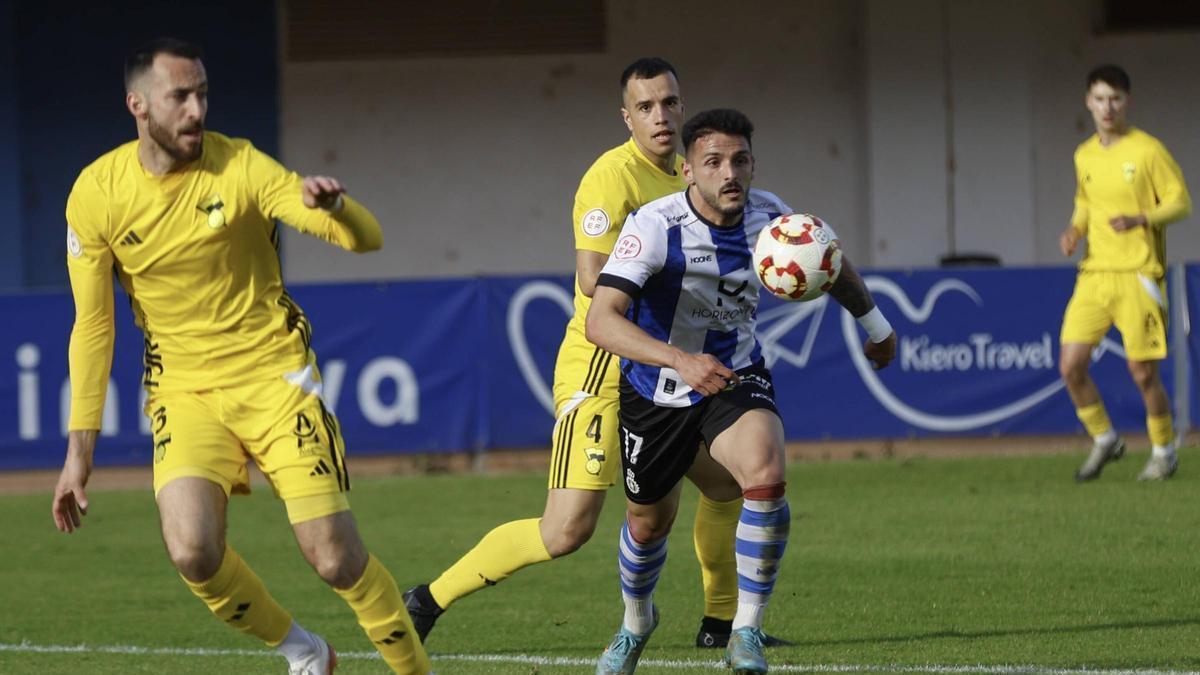 Eric Callís, en un partido con el Avilés