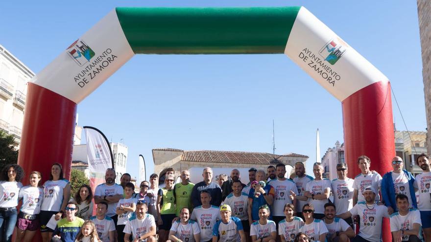 Los corredores  y organizadores del Reto 15Q en la línea de meta  situada en la Plaza Mayor.