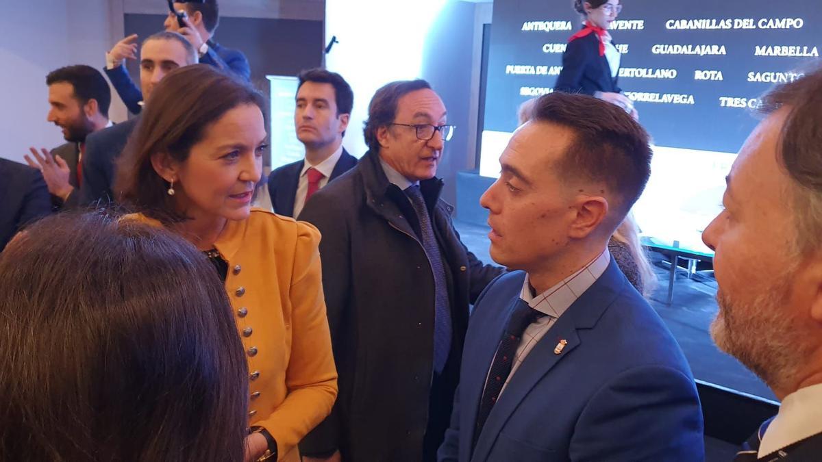 La ministra Reyes Maroto en un encuentro con Luciano Huerga.