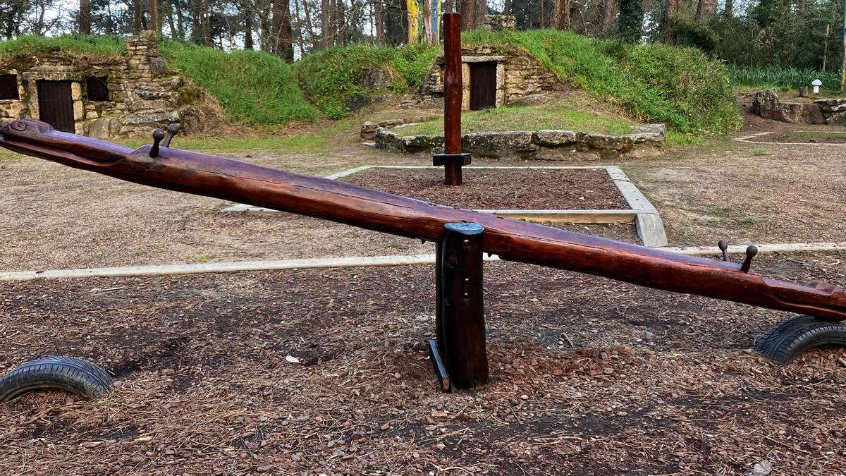 Elementos restaurados en el Parque Infantil Aldea Grobit.