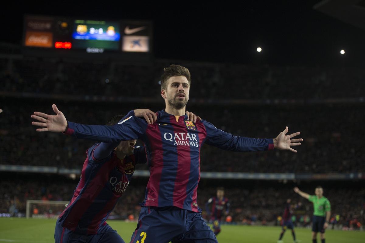 Piqué celebra el tercer gol azulgrana contra el RCD Espanyol en el Camp Nou, en diciembre de 2014.