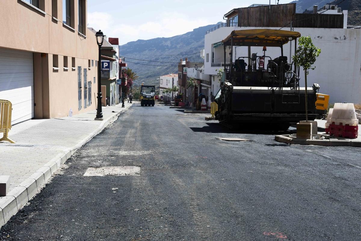 Trabajos de asfaltado en la Avenida de la Constitución