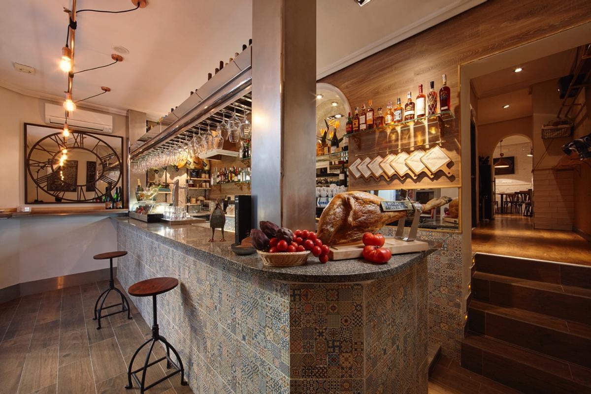 'Taberna y media' fue fundada por José Luis Martínez tras más de 35 años trabajando en el sector de la gastronomía