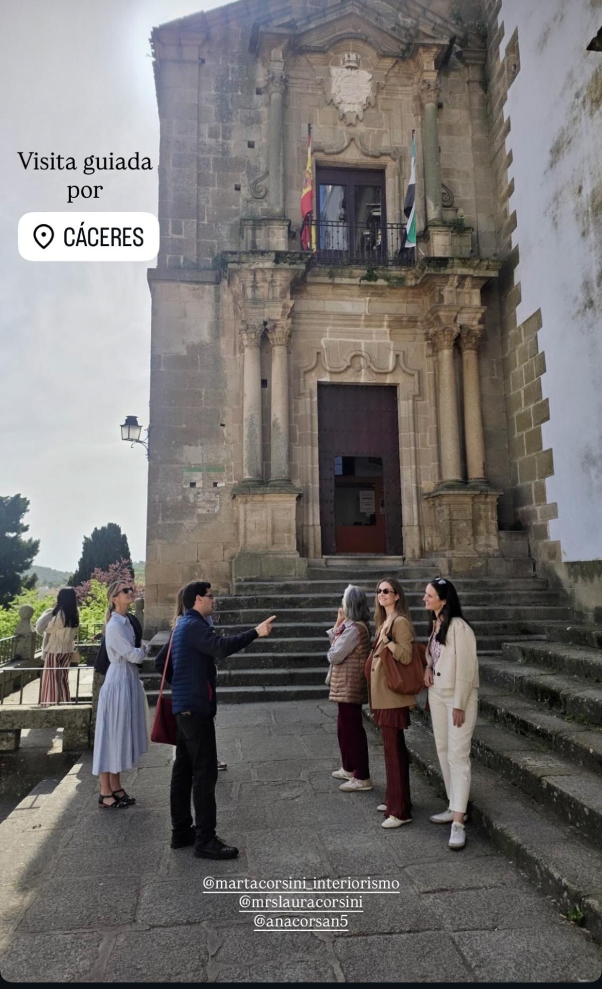 Las hermanas Corsini en la plaza de San Jorge de Cáceres