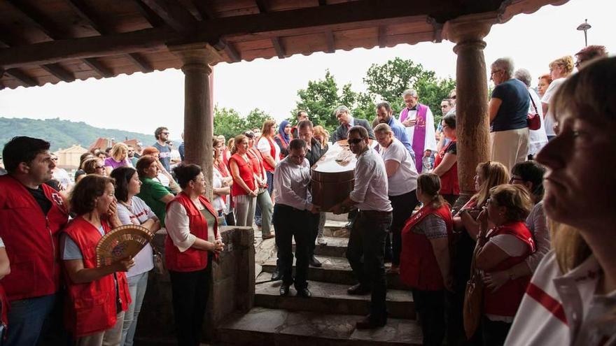 Voluntarios de Cruz Roja forman un pasillo a la llegada del féretro a la iglesia de Riaño.