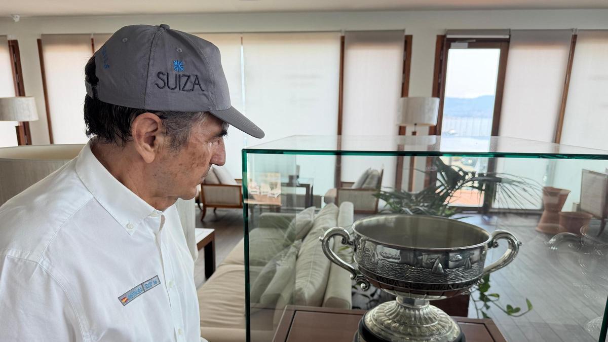 Pedro Campos posa junto al trofeo de campeón de Europa de 6 Metros, en las vitrinas del Real Club Náutico de Sanxenxo
