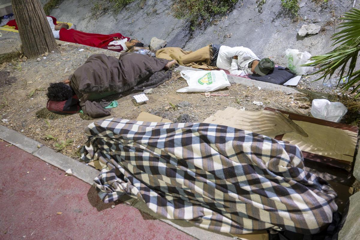 Decenas de migrantes siguen durmiendo en los alrededores de Loma Colmenar (Ceuta) Decenas de migrantes siguen durmiendo en los alrededores de Loma Colmenar (Ceuta)