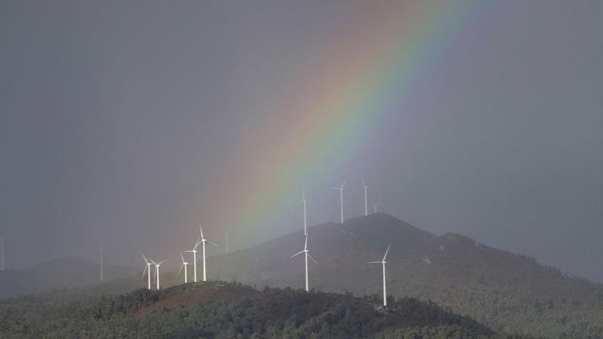 El arco iris sobre el parque eólico en la sierra de Outes. |   // LAVANDEIRA JR