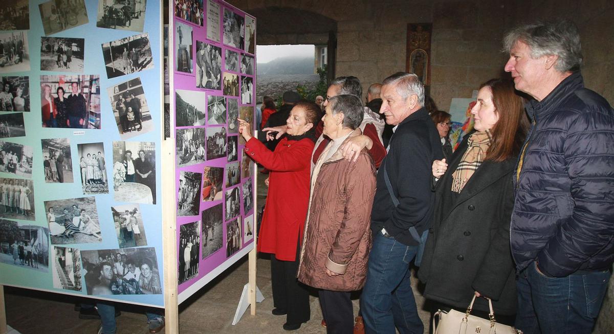 Sofía Cabanelas y su abuela Irene Álvarez, mostrando una foto.   | // I.O.