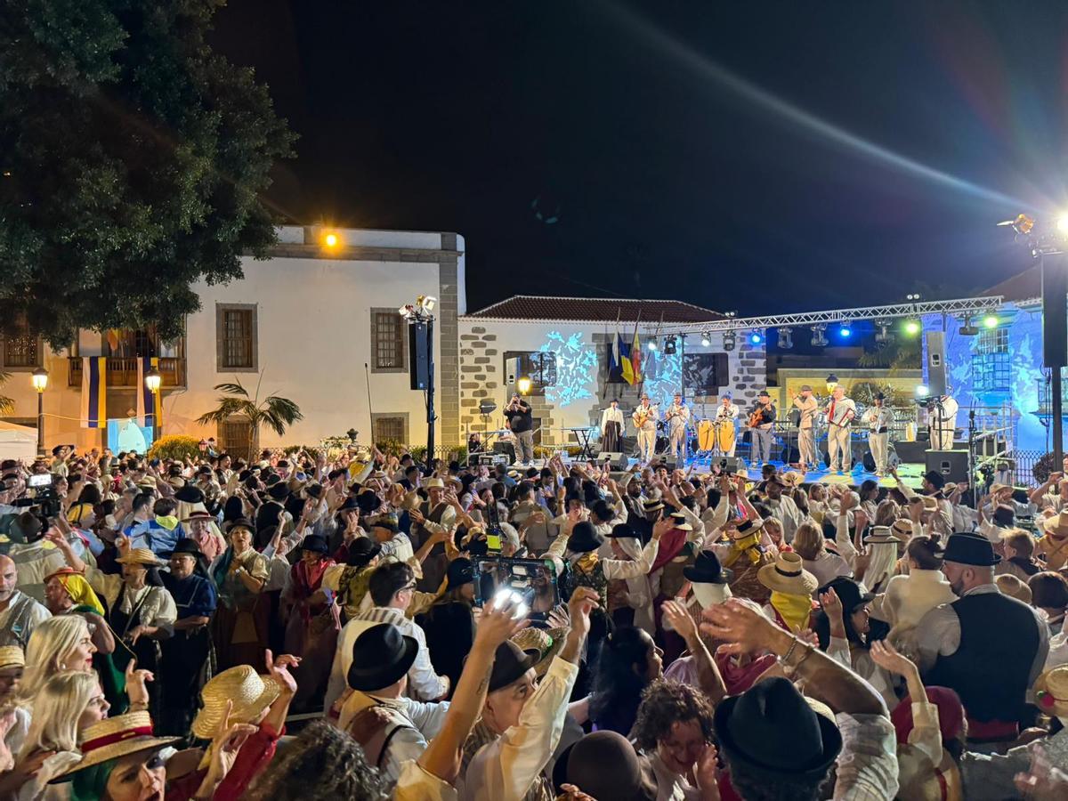 Tenderete en la plaza de San Juan de Telde por el Día de Canarias