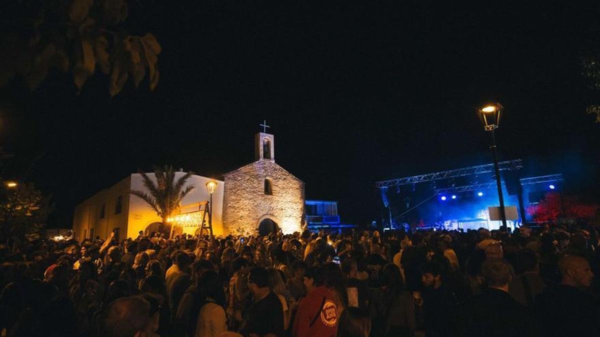 SON Estrella Galicia Posidonia llevó la mejor música a la plaza de Sant Ferran, pero también ofreció rutas con charlas medioambientales y gastronomía de lujo con Vicky Sevilla.