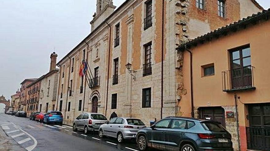 Fachada principal del histórico edificio que alberga la residencia Virgen del Canto de Toro.