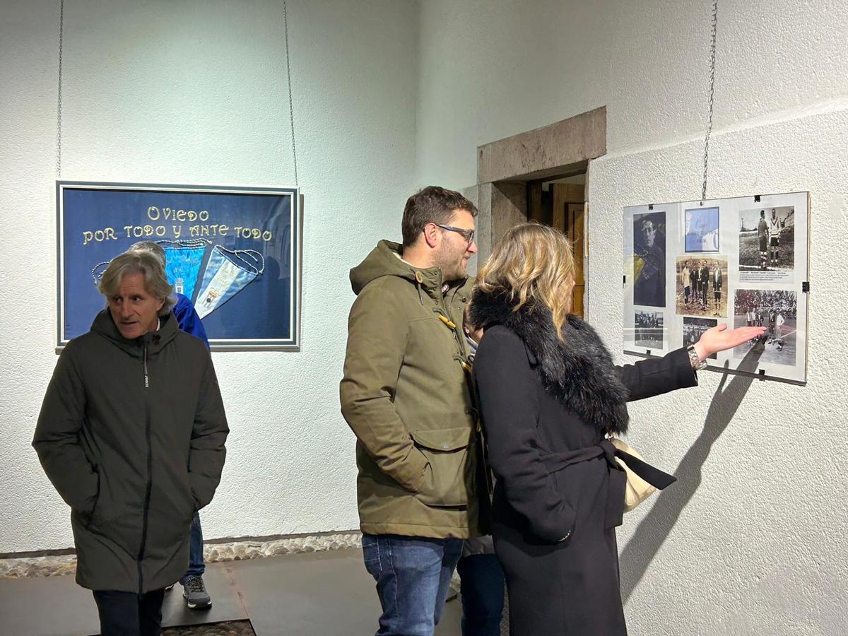 Asistentes a la inauguración.