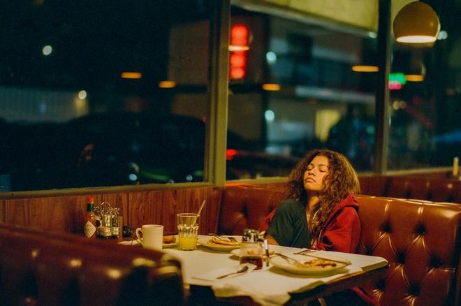 Zendaya en una imagen del capítulo especial de Navidad de 'Euphoria'