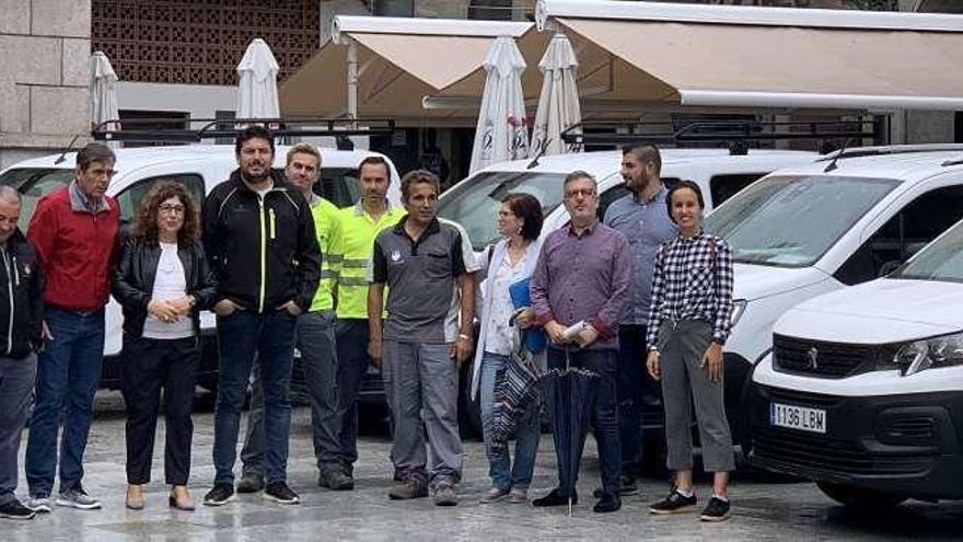 Los ediles Lourdes Moure y Sergio Casal, ayer, con trabajadores municipales en la entrega de los nuevos vehículos para los distintos servicios. // D.P.