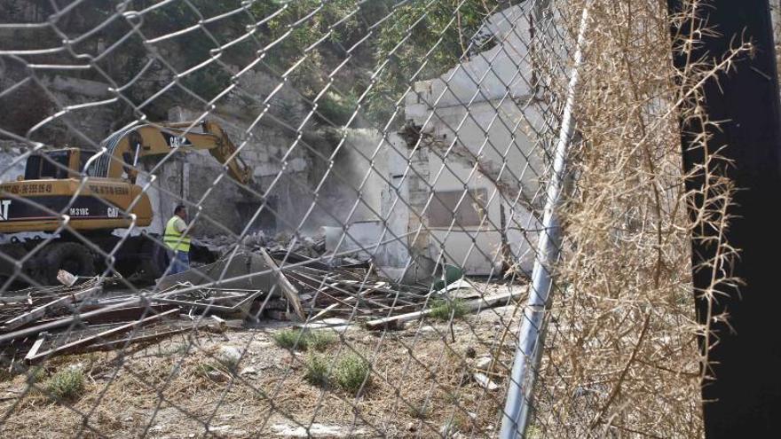 Una máquina excavadora trabajando hoy en la Beniata