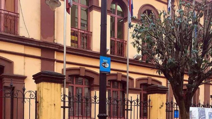 Uno de los puntos wifi de Langreo, en la calle Dorado.