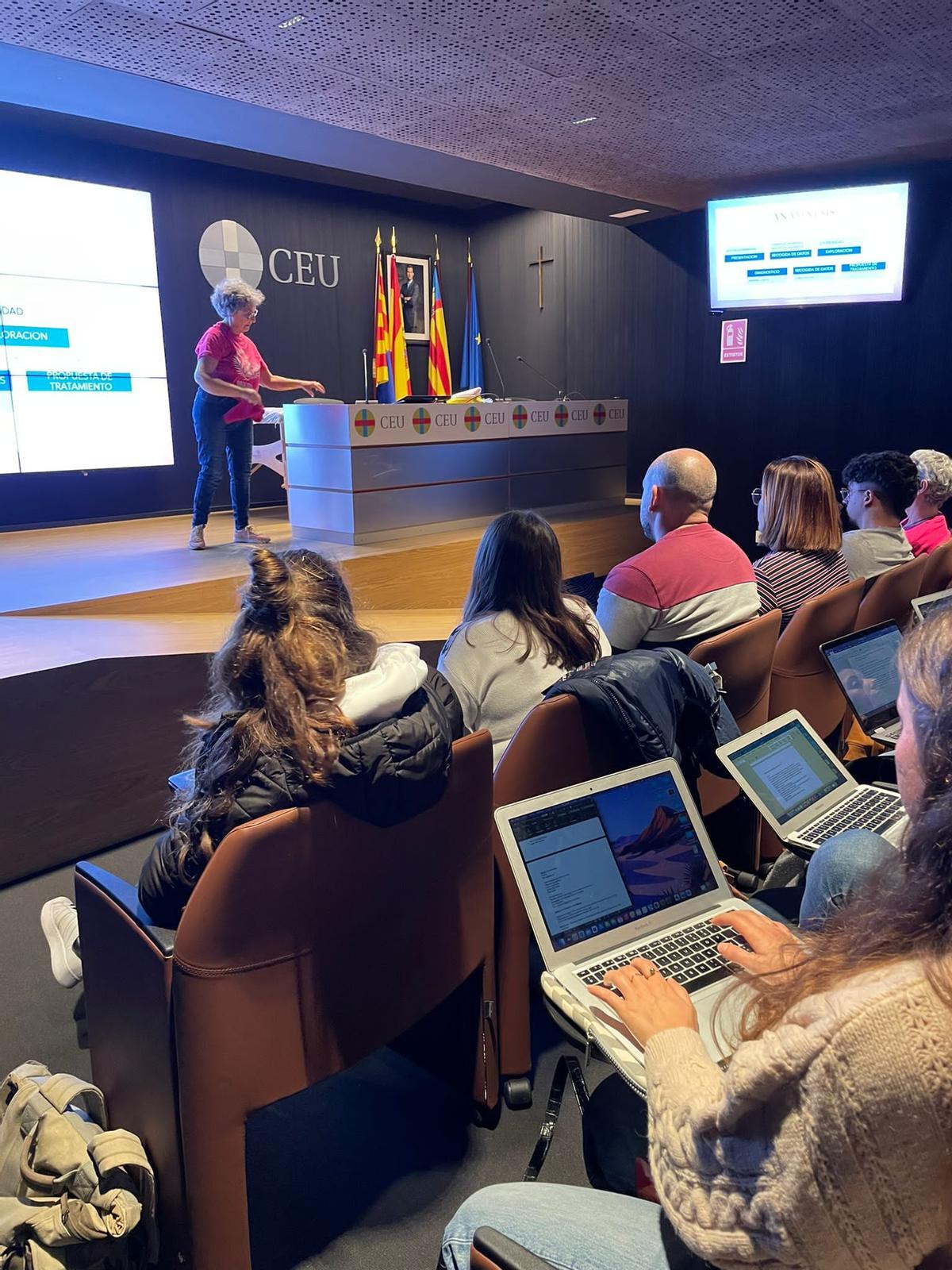 Los alumnos vieron casos clínicos reales de mujeres que han sufrido cáncer de mama y tienen un linfedema.