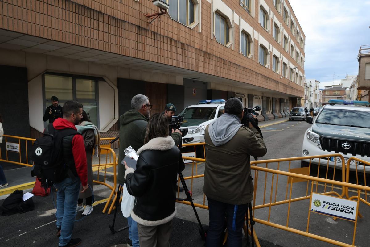 Gritos y mucha tensión al pasar el vehículo con el detenido por delante de la casa del niño asesinado en Sueca