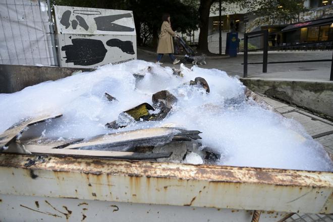 Restos de los contenedores quemados durante la noche en A Coruña