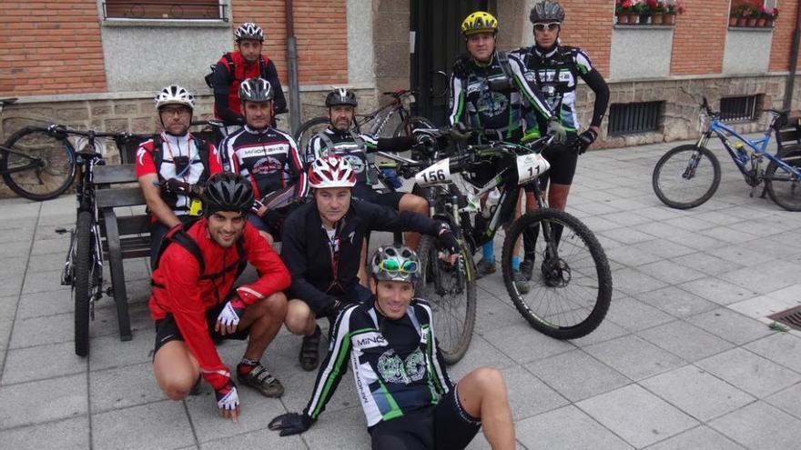 Una imagen reciente de integrantes de la peña Miñor Bike &quot;Os Bravos&quot;, con el fallecido José Antonio Casás Pérez en primer plano, recostado en el suelo. // Miñor Bike &quot;Os Bravos&quot;