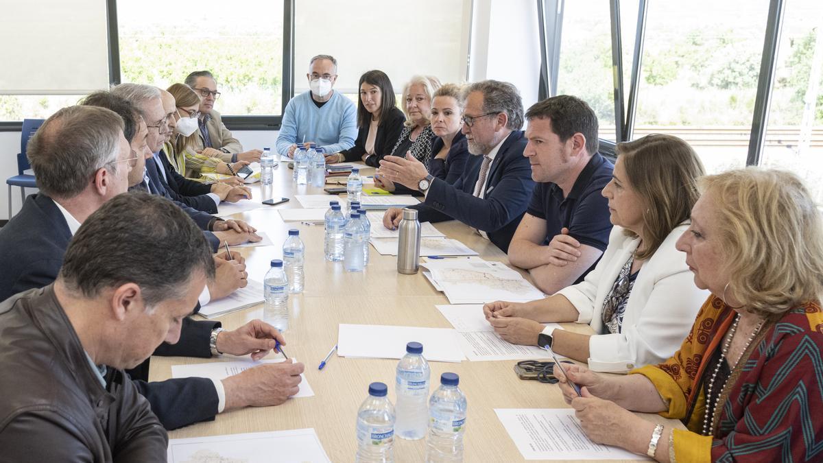 Imagen de la reunión que han mantenido este miércoles las alcaldesas implicadas, con integrantes de la Diputación y de Acuamed.