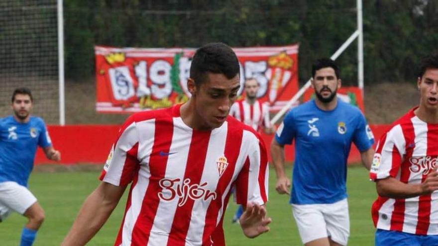 Pablo Fernández conduce el balón en el duelo ante el Urraca.