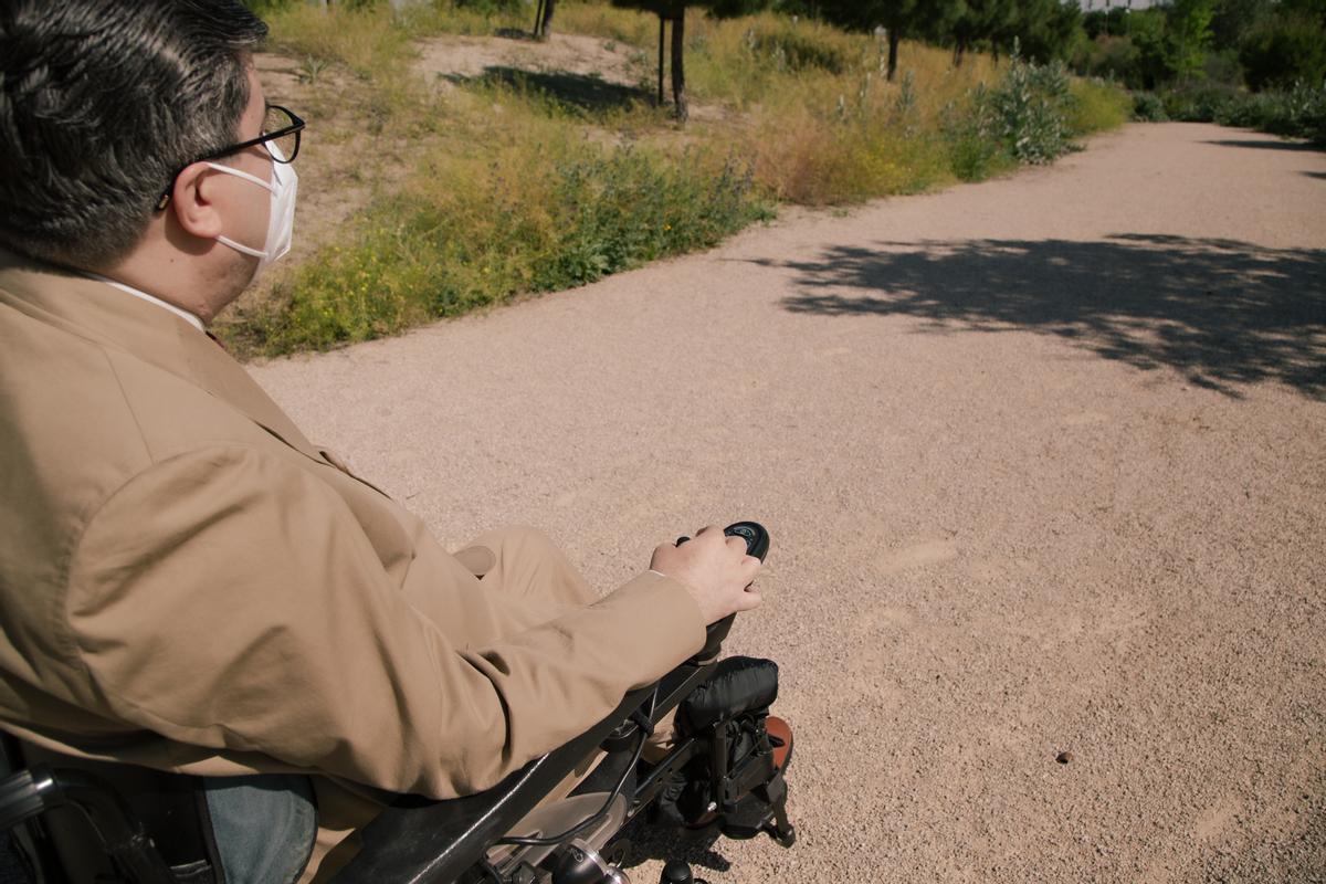 Javier Font, durante el recorrido con EL PERIÓDICO DE ESPAÑA por el parque de La Gavia.